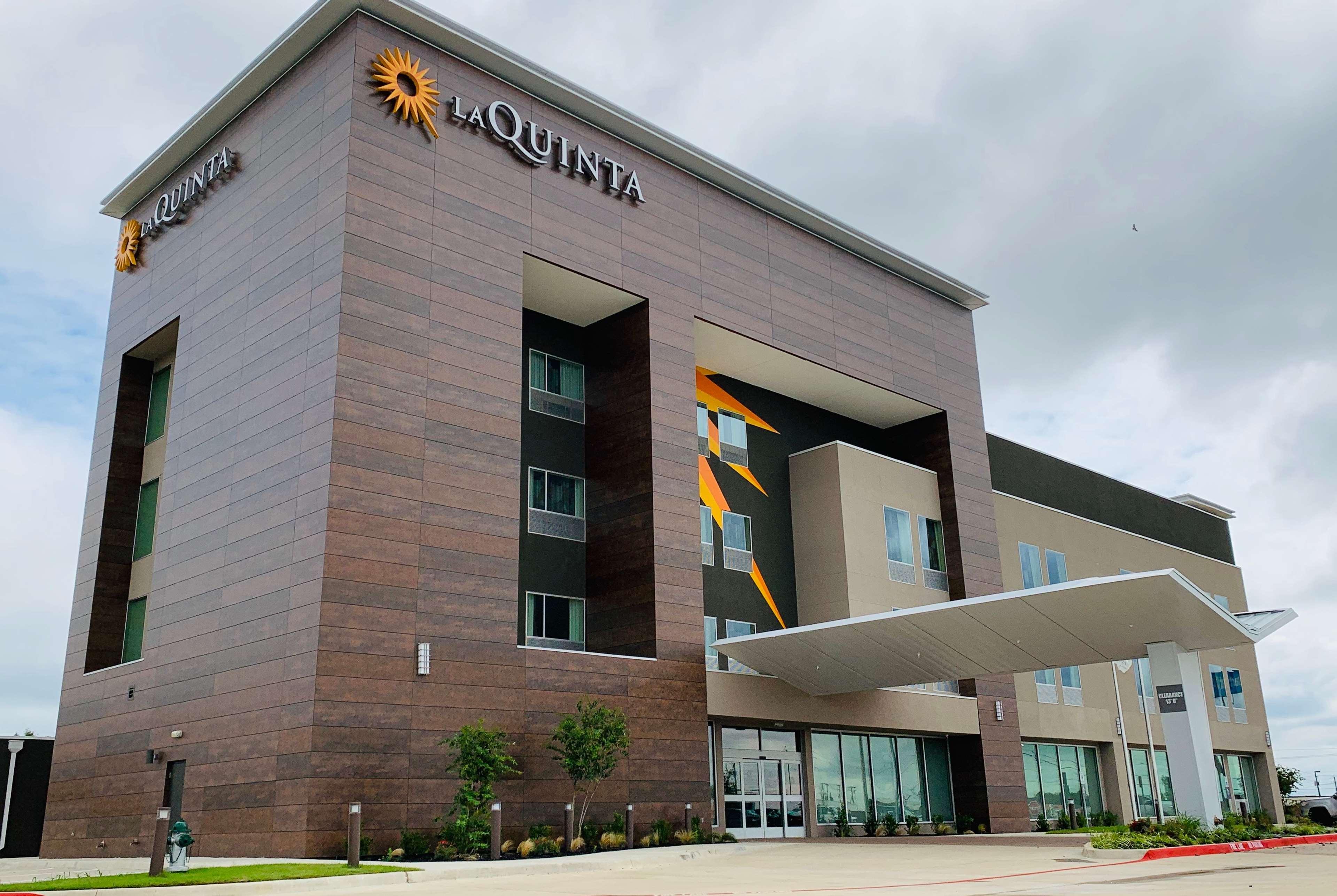 La Quinta Inn & Suites By Wyndham - Red Oak Tx Ih-35E Exterior photo