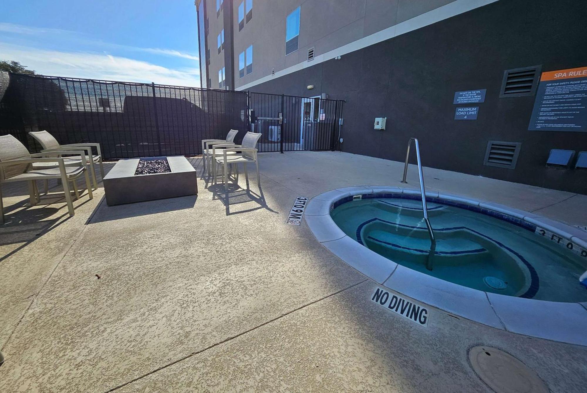 La Quinta Inn & Suites By Wyndham - Red Oak Tx Ih-35E Exterior photo